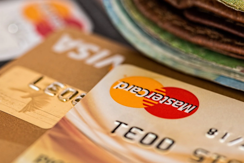 Häufen Sie keinen Kreditkartenstapel an