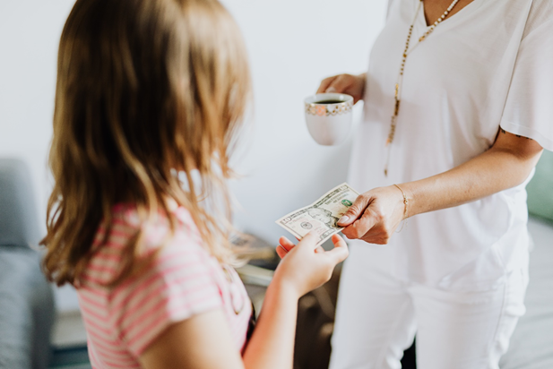 Wenn Sie Ihr Kind beim Umgang mit Geld unterstützen, ist dies sicher ein großer Vorteil für seine Zukunft.